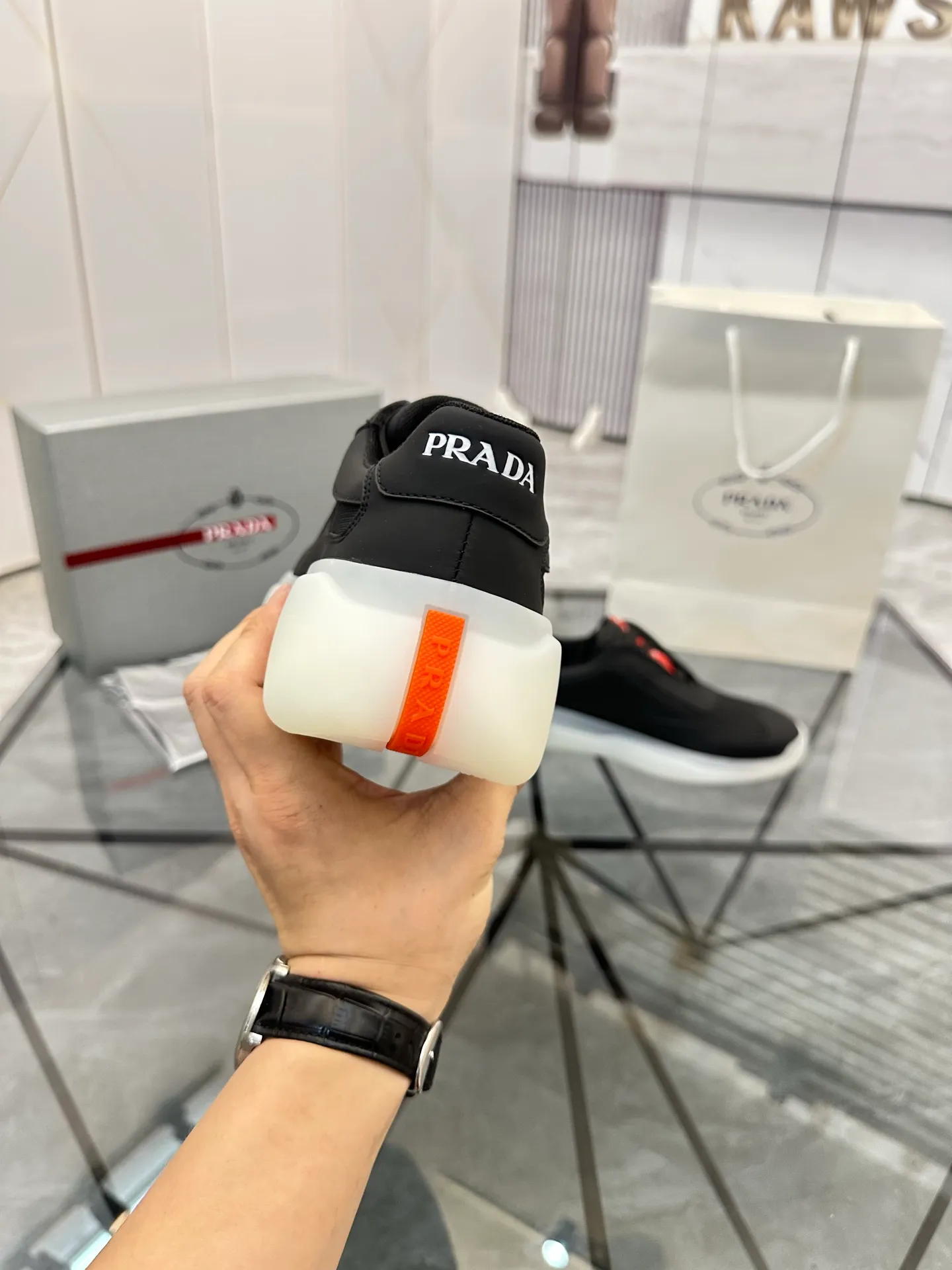 Men's shoes: 💰P660¥ High-end top quality Product trademark: Prada *"Prada*" low-top casual shoes Regular size: 38-45 (can be customized to 46) Product materials: Upper imported silk cowhide spliced ​​with original fabric, breathable lining, original outsole. No.: 001